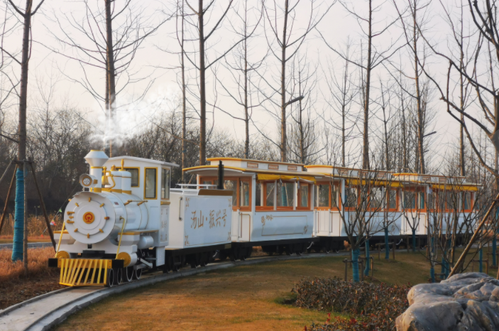 72座花海軌道列車（白金色）